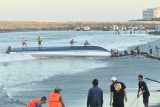 Warga berusaha menarik kapal cepat Bali Dolphin Cruise 2 ke tepi pantai di kawasan Sanur, Denpasar, Bali, Selasa (5/8/2025). Kapal wisata yang mengangkut 75 penumpang dan lima awak kapal dari Pelabuhan Nusa Penida itu tenggelam dan kandas di alur masuk Pelabuhan Sanur yang mengakibatkan dua orang penumpang warga negara China meninggal dunia serta satu orang awak kapal masih dalam proses pencarian. ANTARA FOTO/Fikri Yusuf/wsj.