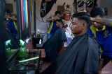 Warga binaan unjuk ketramipilan mencukur rambut (barber) di ruang workshop LP Klas IIB Tulungagung, Jawa Timur, Rabu (6/8/2025). Sebanyak 115 dari total 700-an warga binaan tersebut mendapat pelatihan kemandirian berbasis UMKM untuk mempersiapkan mereka agar lebih berdaya dan memilik modal ketrampilan usaha selepas dari lingkungan pemasyarakatan. Antara Jatim/Destyan Sujarwoko/um