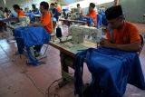 Warga binaan menjahit celemek pesanan program MBG di ruang workshop LP Klas IIB Tulungagung, Jawa Timur, Rabu (6/8/2025). Sebanyak 115 dari total 700-an warga binaan tersebut mendapat pelatihan kemandirian berbasis UMKM untuk mempersiapkan mereka agar lebih berdaya dan memilik modal ketrampilan usaha selepas dari lingkungan pemasyarakatan. Antara Jatim/Destyan Sujarwoko/um