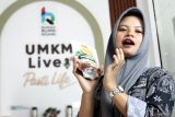 Pemandu siaran langsung mempromosikan produk Usaha Mikro Kecil Menengah (UMKM) di Rumah Badan Usaha Milik Negara (BUMN) Ngawi, Jawa Timur, Kamis (7/8/2025). Kegiatan tersebut merupakan bagian dari program pendampingan bagi UMKM agar pelaku usaha semakin memahami penggunaan teknologi digital dan meningkatkan kemampuan dalam memasarkan produk secara daring guna memperluas jangkauan pasar, meningkatkan daya saing usaha serta mendorong mereka untuk naik kelas. Antara Jatim/Ari Bowo Sucipto/um
