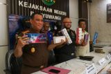 Kepala Kejaksaan Negeri Banyuwangi Agustinus Octavianus Mangontan (kiri) bersama Kepala Kantor Bea Cukai Banyuwangi Latief Helmi (tengah) dan anggota Satpol PP Banyuwangi menunjukan barang bukti rokok ilegal di Kantor Kejaksaan Negeri Banyuwangi, Jawa Timur, Kamis (7/8/2025). Selama tahun 2025 Bea Cukai Banyuwangi telah melakukan pengungkapan kasus rokok ilegal sebanyak tiga kali dengan total barang bukti 779.944 batang rokok senilai Rp1.179.884.040 dengan potensi kerugian negara senilai Rp589.447.544. Antara Jatim/Budi Candra Setya/um