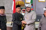 Kepala Unit Komunikasi & Kesekretariatan PT Semen Padang terima pin emas dari Pemko