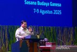 Presiden Prabowo Subianto memberikan arahan saat acara Konvensi Sains Teknologi dan Industri Indonesia (KSTI) 2025 di Sasana Budaya Ganesha (Sabuga), Institut Teknologi Bandung (ITB), Bandung, Jawa Barat, Kamis (7/8/2025). Presiden Prabowo Subianto menginisiasi gelaran KSTI 2025 yang diikuti lebih dari 2.000 ilmuwan, dosen, dan mahasiswa doktoral dari dalam dan luar negeri sebagai penguatan ilmu pengetahuan untuk kepentingan nasional dalam menyamakan visi dan merancang strategi riset nasional guna pemerataan dan pertumbuhan ekonomi. ANTARA FOTO/Novrian Arbi/agr