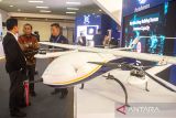 Pengunjung berbincang di dekat prototipe drone saat acara Konvensi Sains Teknologi dan Industri Indonesia  (KSTI) 2025 di Sasana Budaya Ganesha (Sabuga), Institut Teknologi Bandung (ITB), Bandung, Jawa Barat, Kamis (7/8/2025). Pameran tersebut menampilkan berbagai capain hasil riset dan terobosan dari ilmuwan, perguruan tinggi dan lembaga nasional di delapan sektor prioritas antara lain energi, pertahanan, digitalisasi (kecerdasan buatan dan semikonduktor), hilirisasi, kesehatan, pangan, maritim, serta material dan manufaktur maju sebagai penguatan sains, teknologi serta industri di Indonesia. ANTARA FOTO/Novrian Arbi/agr