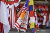 Pembeli memilah bendera di Kota Tasikmalaya, Jawa Barat, Kamis (7/8/2025). Menjelang peringatan HUT Ke-80 RI omset pedagang musiman bendera merah putih dan aksesoris selama tiga pekan menurun 50 persen dibandingkan tahun lalu yang mencapai Rp50 juta karena perubahan perilaku konsumen memilih berbelanja online. ANTARA FOTO/Adeng Bustomi/agr