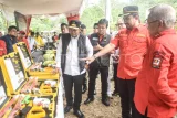 Wakil Menteri Kehutanan Sulaiman Umar Siddiq (kedua kanan) bersama Gubernur Kalimantan Timur Rudy Mas'ud (kiri) dan Direktur Jenderal Penegakan Hukum Lingkungan Hidup dan Kehutanan Dwi Januanto Nugroho (kedua kiri) melihat alat pemadam kebakaran hutan seusai Apel Siaga Pengendalian Kebakaran Hutan dan Lahan di Kaltim yang berlangsung di Kawasan Hutan Dengan Tujuan Khusus (KHDTK) Diklat Kehutanan Fakultas Kehutanan Universitas Mulawarman Samarinda, Kaltim, Rabu (6/8/2025). Apel itu untuk memperkuat sinergi pemerintah pusat dan daerah dalam menghadapi ancaman kebakaran hutan dan lahan (karhutla) pada musim kemarau, dikarenakan adanya 66 titik panas yang terdeteksi berdasarkan citra satelit hingga Mei 2025 di Kalimantan Timur. Antara Kaltim/M Risyal Hidayat