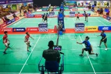 Sejumlah pebulu tangkis mengikuti pertandingan pada babak 16 besar Sirkuit Nasional C Bayan Open 2025 di BSCC Dome, Balikpapan, Kalimantan Timur, Rabu (6/8/2025). Kejuaraan tersebut diikuti 1.283 atlet dari 16 provinsi yang mewakili 114 klub sebagai ajang pembinaan bagi pebulu tangkis muda potensial sekaligus menjadi wadah kompetisi berkelanjutan. Antara Kaltim/Aditya Nugroho/tom/mrh