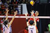 Pevoli Timnas Putri Indonesia U-21 Junaida Santi (kanan) melakukan smes yang berusaha dihalau pevoli Timnas Vietnam U-21 Nhu Anh Le (tengah) dan Thi Anh Thao Bui (kiri) pada pertandingan FIVB Women's U-21 World Championship 2025 di Jawa Pos Arena, Surabaya, Jawa Timur, Kamis (7/8/2025). Indonesia dikalahkan Vietnam dengan skor 0-3 (15-25, 16-25, dan 18-25). Antara Jatim/Rizal Hanafi/um