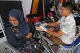 Petugas Unit Transfusi Darah (UTD) Palang Merah Indonesia Aceh  mengambil darah pendonor di Balai Besar Pengawas Obat dan Makanan (BBPOM ) Banda Aceh, Aceh, Jumat (8/8/2025). Aksi sosial donor darah bagi masyarakat  umum dan ASN untuk pemenuhan kebutuhan darah yang di gelar  pemerintah provinsi Aceh bersama BBPOM dan PMI Aceh  itu dalam alam rangka menyambut Hari Ulang Tahun (HUT) ke 80  Republik Indonesia. ANTARA FOTO/Ampelsa.