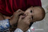 Balita mendapatkan tetesan vaksin polio di Posyandu Melati, Cibodas, Kota Tangerang, Banten, Kamis (7/8/2025). Pemerintah telah membelanjakan anggaran sebesar Rp78,6 triliun atau 36 persen dari APBN untuk program kesehatan pada semester I-2025 yang disalurkan untuk program Cek Kesehatan Gratis (CKG), revitalisasi rumah sakit, bantuan iuran Jaminan Kesehatan Nasional (JKN), serta imunisasi dan vaksin. ANTARA FOTO/Putra M. Akbar/gp