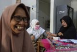 Kader posyandu memeriksa tekanan darah warga di Posyandu Melati, Cibodas, Kota Tangerang, Banten, Kamis (7/8/2025). Pemerintah telah membelanjakan anggaran sebesar Rp78,6 triliun atau 36 persen dari APBN untuk program kesehatan pada semester I-2025 yang disalurkan untuk program Cek Kesehatan Gratis (CKG), revitalisasi rumah sakit, bantuan iuran Jaminan Kesehatan Nasional (JKN), serta imunisasi dan vaksin. ANTARA FOTO/Putra M. Akbar/gp