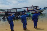 Polres Parimo bagikan Bendera Merah Putih kepada nelayan sambut HUT RI
