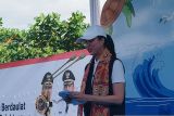 Menpar Gerakan Wisata Bersih di Pantai Karang Ria Manado