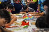 Anak disabilitas mengikuti pelatihan melukis layang-layang hias di D'Botanica Mall, Bandung, Jawa Barat, Jumat (8/8/2025). Komunitas Art Kite Indonesia menggelar pelatihan mewarnai layang-layang hias bagi anak disabilitas di Kota Bandung guna mengasah kreativitas serta dalam rangka memeriahkan hari kemerdekaan Indonesia. ANTARA FOTO/Raisan Al Farisi/agr