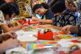 Anak disabilitas mengikuti pelatihan melukis layang-layang hias di D'Botanica Mall, Bandung, Jawa Barat, Jumat (8/8/2025). Komunitas Art Kite Indonesia menggelar pelatihan mewarnai layang-layang hias bagi anak disabilitas di Kota Bandung guna mengasah kreativitas serta dalam rangka memeriahkan hari kemerdekaan Indonesia. ANTARA FOTO/Raisan Al Farisi/agr