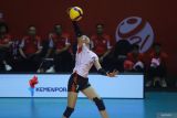 Pevoli Timnas Putri Indonesia U-21 Kadek Diva Yanti Putri Ardiantana melakukan spike saat melawan Timnas Voli Putri Kanada U-21 pada pertandingan FIVB Volleyball Women's U-21 World Championship 2025 di Jawa Pos Arena, Surabaya, Jawa Timur, Jumat (8/8/2025). Indonesia mengalahkan Kanada dengan skor 3-1 (28-26, 25-18, 15-25 dan 25-21). ANTARA Jatim/Moch Asim.