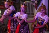 Penari membawakan tari Anjani dalam festival bertajuk Gelar Solah Mahograyasah di Ngawi, Jawa Timur, Sabtu (9/8/2025). Festival tari tersebut menampilkan puluhan tarian tradisional maupun kreasi berbasis budaya lokal sebagai upaya pelestarian seni daerah sekaligus mendorong peran seniman dalam menjaga dan mengembangkan warisan budaya. ANTARA Jatim/Ari Bowo Sucipto/mas.