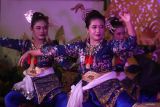 Penari membawakan tari Kebo Ketan dalam festival bertajuk Gelar Solah Mahograyasah di Ngawi, Jawa Timur, Sabtu (9/8/2025). Festival tari tersebut menampilkan puluhan tarian tradisional maupun kreasi berbasis budaya lokal sebagai upaya pelestarian seni daerah sekaligus mendorong peran seniman dalam menjaga dan mengembangkan warisan budaya. ANTARA Jatim/Ari Bowo Sucipto/mas.
