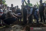 Menteri Lingkungan Hidup Hanif Faisol Nurofiq (kedua kanan) menanam pohon saat peluncuran Satgas Langit Biru di Kota Tangerang, Banten, Sabtu (9/8/2025). Peluncuran satgas tersebut sebagai upaya mewujudkan Gerakan Kembalikan Langit Biru Kita guna menghadirkan kualitas lingkungan hidup bersih dan bebas dari polusi yang merupakan bagian dari strategi menuju kota hijau layak huni bagi masyarakat. ANTARA FOTO/Putra M. Akbar/gp