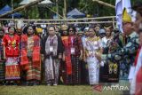 Sejumlah masyarakat adat mengikuti deklarasi peringatan masyarakat adat sedunia di Guradog, Lebak, Banten, Sabtu (9/8/2025). Peringatan hari internasional masyarakat adat yang diikuti sejumlah delegasi negara di Asia tersebut bertujuan untuk melestarikan adat serta deklarasi mencegah praktik perampasan tanah adat dan eksploitasi sumber daya alam. ANTARA FOTO/Muhammad Bagus Khoirunas/gp