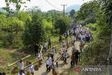 Masyarakat Kasepuhan Guradog membawa rengkong (padi) saat peringatan masyarakat adat sedunia di Guradog, Lebak, Banten, Sabtu (9/8/2025). Peringatan hari internasional masyarakat adat yang diikuti sejumlah delegasi negara di Asia tersebut bertujuan untuk melestarikan adat serta deklarasi mencegah praktik perampasan tanah adat dan eksploitasi sumber daya alam. ANTARA FOTO/Muhammad Bagus Khoirunas/gp
