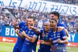 Pesepak bola Persib Bandung berselebrasi usai mencetak gol melawan Semen Padang saat pertandingan BRI Super League 2025 di Stadion Gelora Bandung Lautan Api (GBLA), Bandung, Jawa Barat, Sabtu (9/8/2025). Pesepak bola Persib Bandung Beckham Putra (kanan) berusaha melewati dua pesepak bola Semen Padang Zidane Pramudya (tengah) dan Carlos Fonseca (kiri) saat pertandingan BRI Super League 2025 di Stadion Gelora Bandung Lautan Api (GBLA), Bandung, Jawa Barat, Sabtu (9/8/2025). Persib Bandung menang atas Semen Padang dengan skor 2-0. ANTARA FOTO/Novrian Arbi/agr