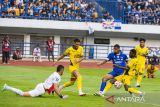 Pesepak bola Persib Bandung Uilliam Barros (tengah) berebut bola dengan dua pesepak bola Semen Padang Alhassan Wakaso (kedua kanan) dan Angelo Rafael (kedua kiri) saat pertandingan BRI Super League 2025 di Stadion Gelora Bandung Lautan Api (GBLA), Bandung, Jawa Barat, Sabtu (9/8/2025). Persib Bandung menang atas Semen Padang dengan skor 2-0. ANTARA FOTO/Novrian Arbi/agr