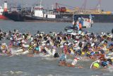 Sejumlah perenang beradu kecepatan saat mengikuti lomba Fin Swimming Selat Madura Piala KSAL 2025 di Selat Madura, Jawa Timur, Sabtu (9/8/2025). Lomba renang yang melintasi Selat Madura dengan garis start di Pelabuhan kamal, Bangkalan, Madura menuju garis finish di Koarmada II, Surabaya yang diikuti oleh 380 peserta dari TNI serta Polri dan 459 peserta dari masyarakat umum itu untuk menyambut HUT ke-63 Komando Pasukan Katak (Kopaska). ANTARA Jatim/Didik Suhartono/mas.