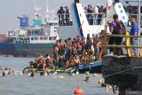 Sejumlah perenang mencebur ke Selat Madura saat mengikuti lomba Fin Swimming Selat Madura Piala KSAL 2025 di Pelabuhan Kamal, Bangkalan, Madura, Jawa Timur, Sabtu (9/8/2025). Lomba renang yang melintasi Selat Madura dengan garis start di Pelabuhan kamal, Bangkalan, Madura menuju garis finish di Koarmada II, Surabaya yang diikuti oleh 380 peserta dari TNI serta Polri dan 459 peserta dari masyarakat umum itu untuk menyambut HUT ke-63 Komando Pasukan Katak (Kopaska). ANTARA Jatim/Didik Suhartono/mas.