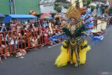 Peserta tampil pada Jember Fashion Carnaval (JFC)  ke-23 di Jember, Jawa Timur, Minggu (10/8/2025). Karnaval JFC mengusung tema Evoluxion menampilkan 10 defile yaitu Anatomy, Botanica, Allograph, Nile Enigma, Greatwall of China, Nias, Pinisi, Origami, Aerospace,dan  Symphonia. Antara Jatim/Seno/um