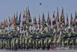 Perwira tinggi dan prajurit TNI melakukan defile usai Upacara Gelar Pasukan Operasional dan Kehormatan Militer di Lapangan Udara (Lanud) Suparlan Pusdiklatpassus, Batujajar, Kabupaten Bandung Barat, Jawa Barat, Minggu (10/8/2025). Atraksi militer dan demonstrasi terpadu tersebut merupakan salah satu bentuk komitmen untuk memperkuat pertahanan negara dengan mengutamakan kemandirian, keunggulan operasional, dan teknologi pertahanan serta kesiapsiagaan. ANTARA FOTO/Abdan Syakura/agr
