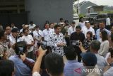 Menteri Perumahan dan Kawasan Permukiman (PKP) Maruarar Sirait (tengah) berbincang dengan pihak pengembang perumahan saat meninjau perumahan subsidi di Puri Harmoni Indah, Kota Serang, Banten, Sabtu (9/8/2025). Menteri PKP Maruarar Sirait menyatakan masyarakat yang berkerja di sektor informal kini dapat merasakan manfaat dari Kredit Pemilikan Rumah (KPR) dengan skema Fasilitas Likuiditas Pembiayaan Perumahan (FLPP) untuk bisa mendapatkan rumah subsidi berkualitas dengan uang muka ringan dan angsuran terjangkau. ANTARA FOTO/Angga Budhiyanto/gp
