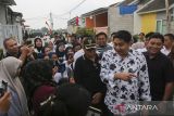 Menteri Perumahan dan Kawasan Permukiman (PKP) Maruarar Sirait (kedua kanan) berbincang dengan pemilik rumah subsidi saat meninjau perumahan subsidi di Puri Harmoni Indah, Kota Serang, Banten, Sabtu (9/8/2025). Menteri PKP Maruarar Sirait menyatakan masyarakat yang berkerja di sektor informal kini dapat merasakan manfaat dari Kredit Pemilikan Rumah (KPR) dengan skema Fasilitas Likuiditas Pembiayaan Perumahan (FLPP) untuk bisa mendapatkan rumah subsidi berkualitas dengan uang muka ringan dan angsuran terjangkau. ANTARA FOTO/Angga Budhiyanto/gp