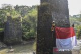 Anggota Forum Komunitas Pecinta Alam Tasikmalaya (FKPAT) membentangkan bendera merah putih saat acara Temu Akrab Pecinta Alam (TAPA) di Jembatan Perjuangan Karang Resik, Kota Tasikmalaya, Jawa Barat, Minggu (10/8/2025). Pembentangan bendera merah putih yang digelar FKPAT, TCC, dan Republik Aer itu dalam rangka menyemarakkan HUT Ke-80 R sekaligus mengenang jasa pahlawan yang menghadang penjajah saat agresi militer Belanda I pada 7 Agustus 1947 di jembatan tersebut. ANTARA FOTO/Adeng Bustomi/agr
