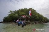 Komunitas Mancing Aceh berbaris membawa bendera untuk dikibarkan di perairan Pulau Tuan, desa Lamteungoh, kecamatan Peukan Bada, kabupaten Aceh Besar, Aceh, Minggu (10/8/2025). Pengibaran bendera di  Pulau Tuan yang memiliki keindahan wisata bawah laut ,terumbu karang dan berbagai jenis ikan hias di daerah tersebut  dalam rangka menyambut HUT ke 80 Republik Indonesia. ANTARA FOTO/Ampelsa.