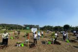 Komunitas kendaraan listrik tanam pohon untuk kurangi polusi udara