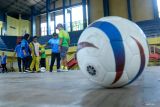 Sejumlah guru Sekolah Luar Biasa (SLB) mendampingi anak berkebutuhan khusus bermain bola di GOR Tawangalun Banyuwangi, Jawa Timur, Senin (11/8/2025).  Kegiatan tersebut merupakan bagian dari Kamp Olahraga Adaptif (olahraga tanpa batas) yang diselenggarakan Perkins Internasional untuk melatih guru, orang tua dan anak berkebutuhan khusus agar mendapatkan hak berolahraga sesuai dengan kebutuhan mereka. Antara Jatim/Budi Candra Setya/um