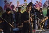 Kelompok Seni Rehka Lingga Jaya mementaskan musik saat pertunjukan simponi awi di Gedung Creative Centre (GCC) Kota Tasikmalaya, Jawa Barat, Senin (11/8/2025). Kreasi musik tradisional bambu yang digelar Kementerian Kebudayaan BPK Wilayah IX Jawa Barat itu, untuk melestarikan musik tradisional khas Sunda dan mengenalkan alat musik bambu berkolaborasi dengan musik modern. ANTARA FOTO/Adeng Bustomi/agr