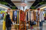 Pengunjung memilih produk fesyen saat mengunjungi Pasar Kreatif di D'Botanica Mall, Bandung, Jawa Barat, Senin (11/8/2025). Pemerintah Kota Bandung menggelar Pasar Kreatif dengan melibatkan 331 pelaku usaha lokal yang digelar di delapan pusat perbelanjaan secara bergiliran dari Agustus hingga Oktober 2025 yang ditujukan untuk memperkuat ekonomi kreatif serta memasarkan produk lokal ke pasar yang lebih luas. ANTARA FOTO/Raisan Al Farisi/agr