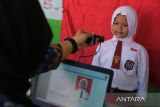 Petugas Disdukcapil Kota Pontianak merekam data pelajar SD untuk pembuatan Kartu Identitas Anak (KIA) dalam layanan jemput bola di Sekolah Dasar Negeri (SDN) 10 Pontianak Utara, Kalimantan Barat, Selasa (20/5/2025). Sebanyak 118.557 anak atau 63,45 persen dari total anak di Kota Pontianak telah memiliki Kartu Identitas Anak (KIA) melalui program Pelayanan Cetak Kartu Identitas Anak Sehari Jadi (PECI HAJI) yang menyasar anak usia sekolah dengan sistem jemput bola di sekolah maupun di ruang publik. ANTARA FOTO/Jessica Wuysang