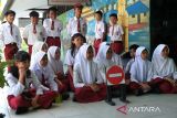 Sejumlah pelajar menunggu giliran perekaman data oleh petugas Disdukcapil Kota Pontianak di Sekolah Dasar Negeri (SDN) 10 Pontianak Utara, Kalimantan Barat, Selasa (20/5/2025). Sebanyak 118.557 anak atau 63,45 persen dari total anak di Kota Pontianak telah memiliki Kartu Identitas Anak (KIA) melalui program Pelayanan Cetak Kartu Identitas Anak Sehari Jadi (PECI HAJI) yang menyasar anak usia sekolah dengan sistem jemput bola di sekolah maupun di ruang publik. ANTARA FOTO/Jessica Wuysang