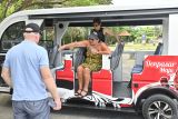 Wisatawan menaiki shuttle bus listrik di kawasan Sanur, Kota Denpasar, Bali, Senin (11/8/2025). Pemkot Denpasar melakukan uji coba operasional shuttle bus bertenaga listrik bagi warga dan wisatawan untuk mengurangi kemacetan kawasan wisata dan mendukung Sanur sebagai wilayah rendah emisi. ANTARA FOTO/Fikri Yusuf/wsj.