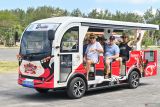 Wisatawan menaiki shuttle bus listrik di kawasan Sanur, Kota Denpasar, Bali, Senin (11/8/2025). Pemkot Denpasar melakukan uji coba operasional shuttle bus bertenaga listrik bagi warga dan wisatawan untuk mengurangi kemacetan kawasan wisata dan mendukung Sanur sebagai wilayah rendah emisi. ANTARA FOTO/Fikri Yusuf/wsj.