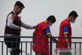 Petugas keamanan mengawal dua terdakwa dugaan pelanggaran Syariat Islam dalam kasus Jarimah Liwath atau  berhubungan seksual sesama jenis (GAY) menuju ruang sidang  dengan agenda pembacaan putusan di Mahkamah Syar'iyah, Banda Aceh, Aceh, Senin (11/8/2025). Dalam persidangan tersebut, Majelis Hakim Mahkamah Syar'iyah Aceh  menjatuhkan putusan hukum terhadap dua terdakwa pelanggaran Syariat Islam dalam kasus Jarimah Liwath atau berhubungan seksual sesama jenis masing-masing hukuman sebanyak 80 kali cambuk . ANTARA FOTO/Ampelsa.