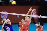 Pevoli Timnas Putri Indonesia U-21 Geofanny Eka Chayaningtyas (tengah) dan Azzahra Dwi Febyane (kanan) berusaha memblok smes dari pevoli Timnas Serbia U-21 Katarina Gagic (kiri) pada pertandingan FIVB Women's U-21 World Championship 2025 di Jawa Pos Arena, Surabaya, Jawa Timur, Senin (11/8/2025). Timnas Voli Putri Indonesia U-21 kalah melawan Serbia dengan skor 2-3 (21-25, 27-25, 23-25, 25-22, dan 13-15). Antara Jatim/Rizal Hanafi/um