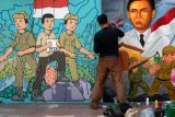 Mahasiswa melukis mural bertema kemerdekaan dan kepahlawanan di kawasan Bendogerit, Kota Blitar, Jawa Timur, Selasa (12/8/2025). Selain untuk mengakomodir kreasi serta seni dalam rangka memeriahkan HUT RI ke 80, aksi melukis mural yang dilakukan oleh sejumlah mahasiswa dari Universitas Islam Balitar (UNISBA) tersebut juga bertujuan untuk mengkampanyekan nasionalisme serta semangat perjuangan para pahlawan kepada masyarakat. Antara Jatim/Irfan Anshori/um