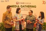 Head of Region Jawa Timur PT Bank CIMB Niaga Tbk Rhena Octaria (kedua kiri) didampingi Corporate Comunications Head Hery Kurniawan (kedua kanan) Branch Area Head Jawa Timur Region Area V Herry Usman (kiri) dan Branch Manager Jember Yeny Purnamasari (kanan) saat Media Gathering CIMB Niaga di Jember, Jawa Timur, Selasa (12/8/2025). PT Bank CIMB Niaga Tbk menghadirkan layanan optimal untuk pemberdayaan masyarakat, salah satunya lewat acara Ngobrol Biznis (NGOBIZ), yang menjadi bagian rangkaian kegiatan 70 tahun CIMB Niaga. ANTARA Jatim/Seno/mas.