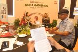 Head of Region Jawa Timur PT Bank CIMB Niaga Tbk Rhena Octaria (kiri) didampingi Corporate Comunications Head Hery Kurniawan (kedua kiri) saat Media Gathering CIMB Niaga di Jember, Jawa Timur, Selasa (12/8/2025). PT Bank CIMB Niaga Tbk menghadirkan layanan optimal untuk pemberdayaan masyarakat, salah satunya lewat acara Ngobrol Biznis (NGOBIZ), yang menjadi bagian rangkaian kegiatan 70 tahun CIMB Niaga. ANTARA Jatim/Seno/mas.