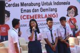 Seorang pelajar menjawab pertanyaan saat cerdas cermat pada kegiatan bertajuk Cerdas Menabung Untuk Indonesia Emas dan Gemilang di pelataran Gua Selomangleng, Kota Kediri, Jawa Timur, Selasa (12/8/2025). Kegiatan kolaborasi antara Otoritas Jasa Keuangan (OJK), Bank Jatim, dan pemerintah daerah setempat tersebut sebagai upaya sosialisasi gemar menabung kepada pelajar melalui program satu rekening satu pelajar dan gerakan hari rabu sebagai hari menabung. ANTARA Jatim/Prasetia Fauzani/mas.