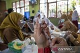Petugas Puskesmas Cimahi Utara menyiapkan dosis vaksin Human Papilloma Virus (HPV) saat pelaksanaan Bulan Imunisasi Anak Sekolah (BIAS) 2025 di SDN Cibabat Mandiri 3, Kota Cimahi, Jawa Barat, Selasa (12/8/2025). Dinas Kesehatan Kota Cimahi mulai melaksanakan program BIAS 2025 yaitu pemberian vaksin MR (campak-rubella), HPV, vaksin DT dan Td (difteri) kepada pelajar sekolah dasar yang bertahap mulai bulan Agustus hingga November untuk meningkatkan kekebalan tubuh serta melindungi anak-anak dari berbagai penyakit yang dapat dicegah dengan imunisasi. ANTARA FOTO/Abdan Syakura/agr
